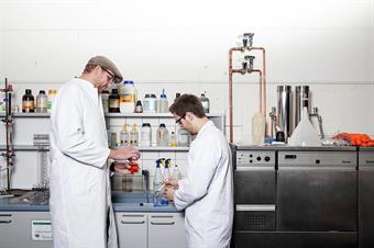 This picture shows two male students in the Chemistry laboratory of the Faculty of Mechanical and Process Engineering.